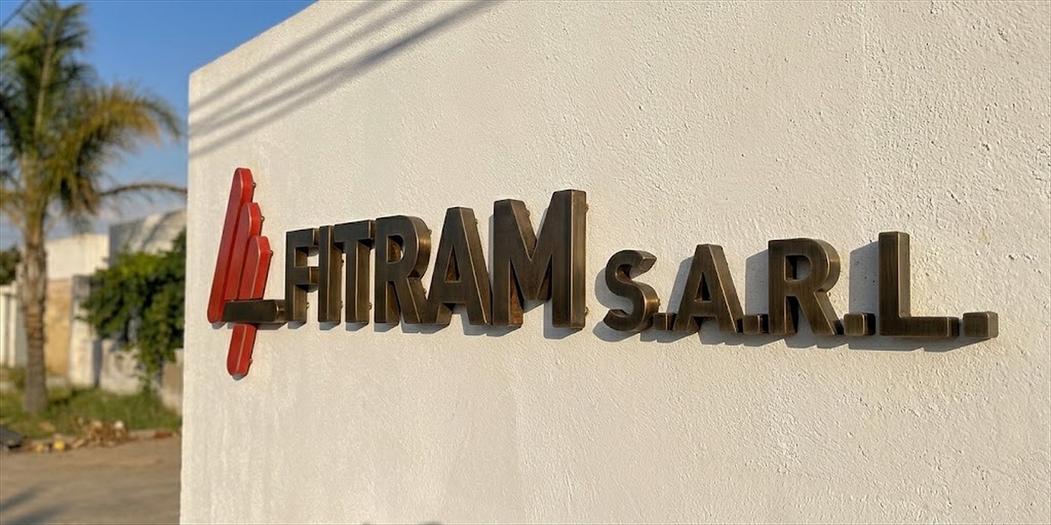 Enseigne FITRAM S.A.R.L. sur le mur de l'atelier